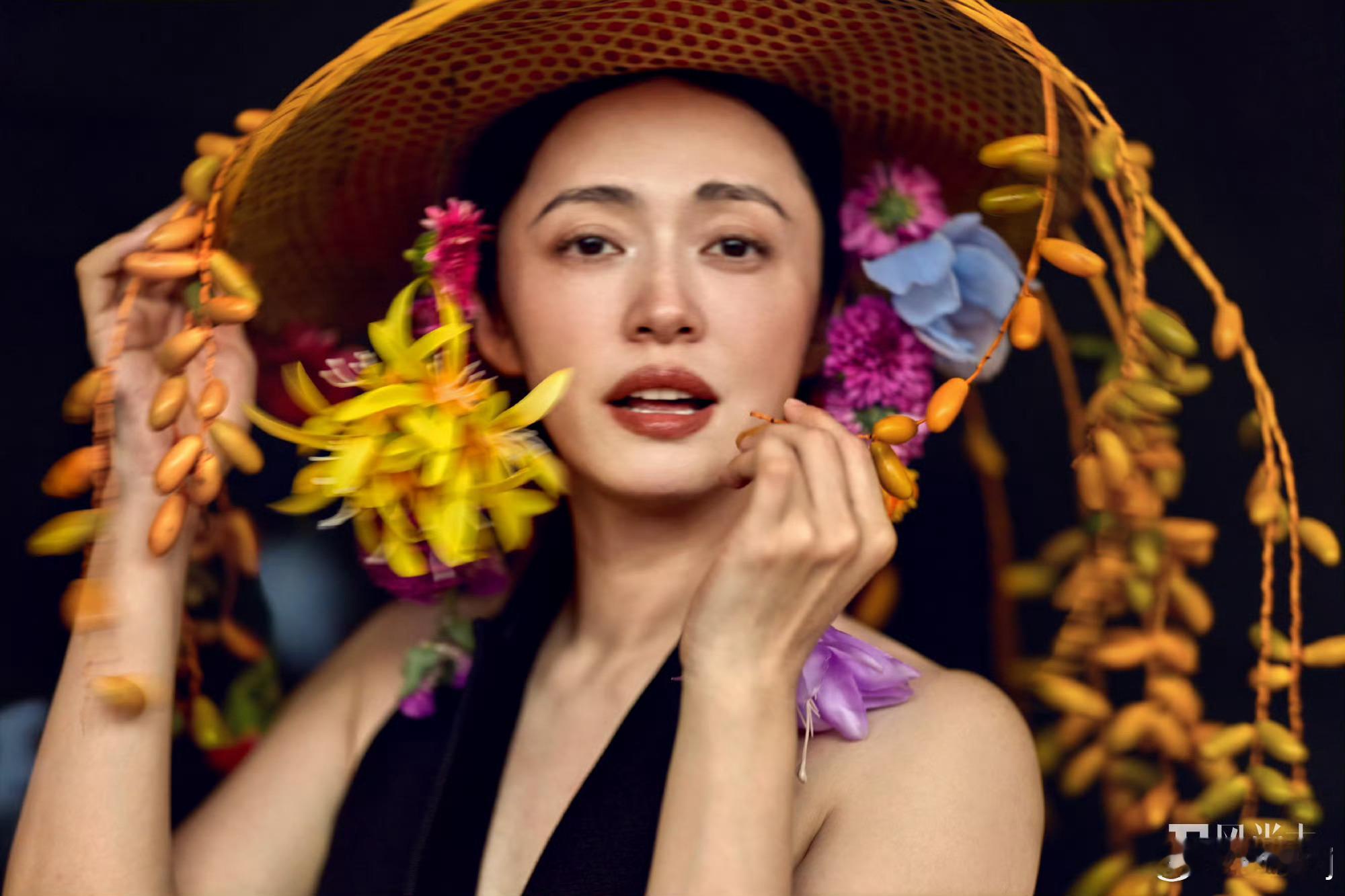 姚晨妆容基础表现力就不基础 大姚解锁F风尚志新刊，清清爽爽的妆面配超强镜头感，每
