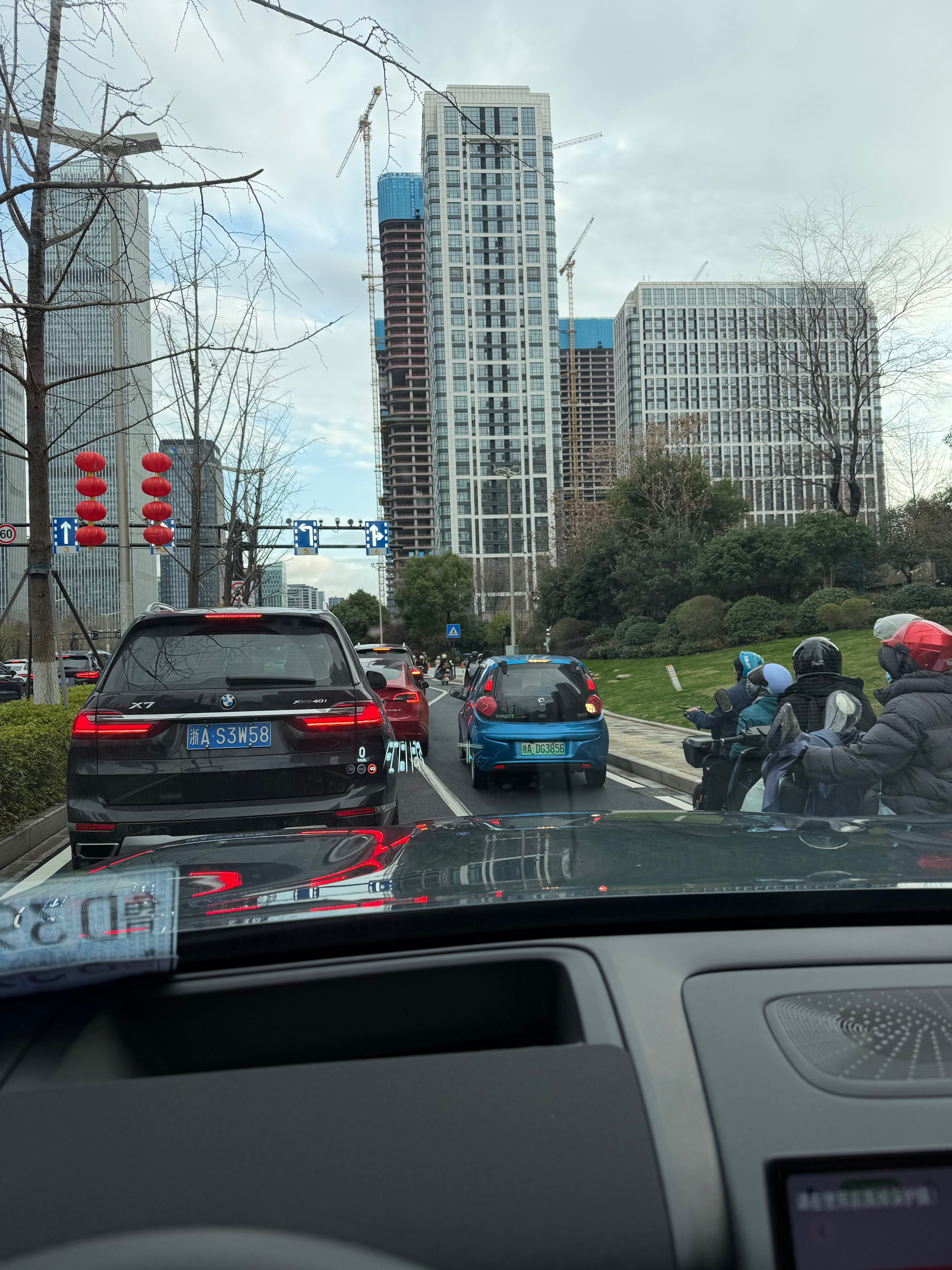 早高峰 这个小蓝车为了抢那么1分钟把非机动车车道堵的死死的 让人家后面的电动车一