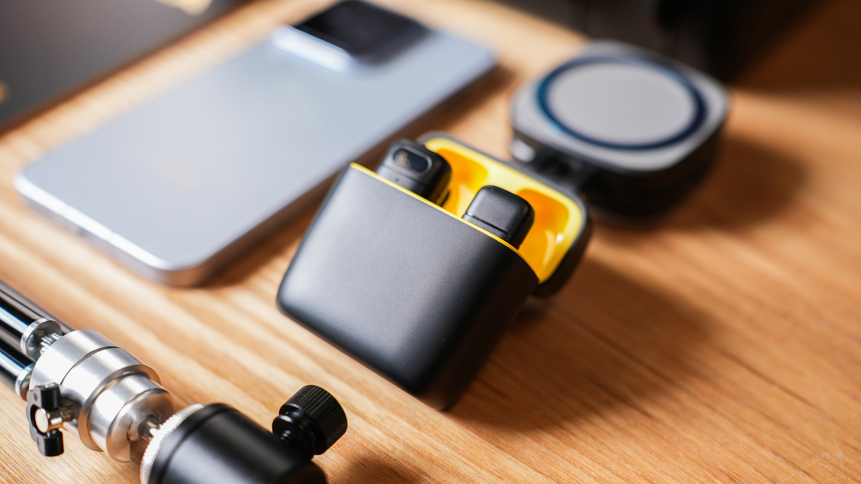 iQOO 15 Ultra的发布会邀请函，为极致玩家而生，有支架、补光灯、麦克风