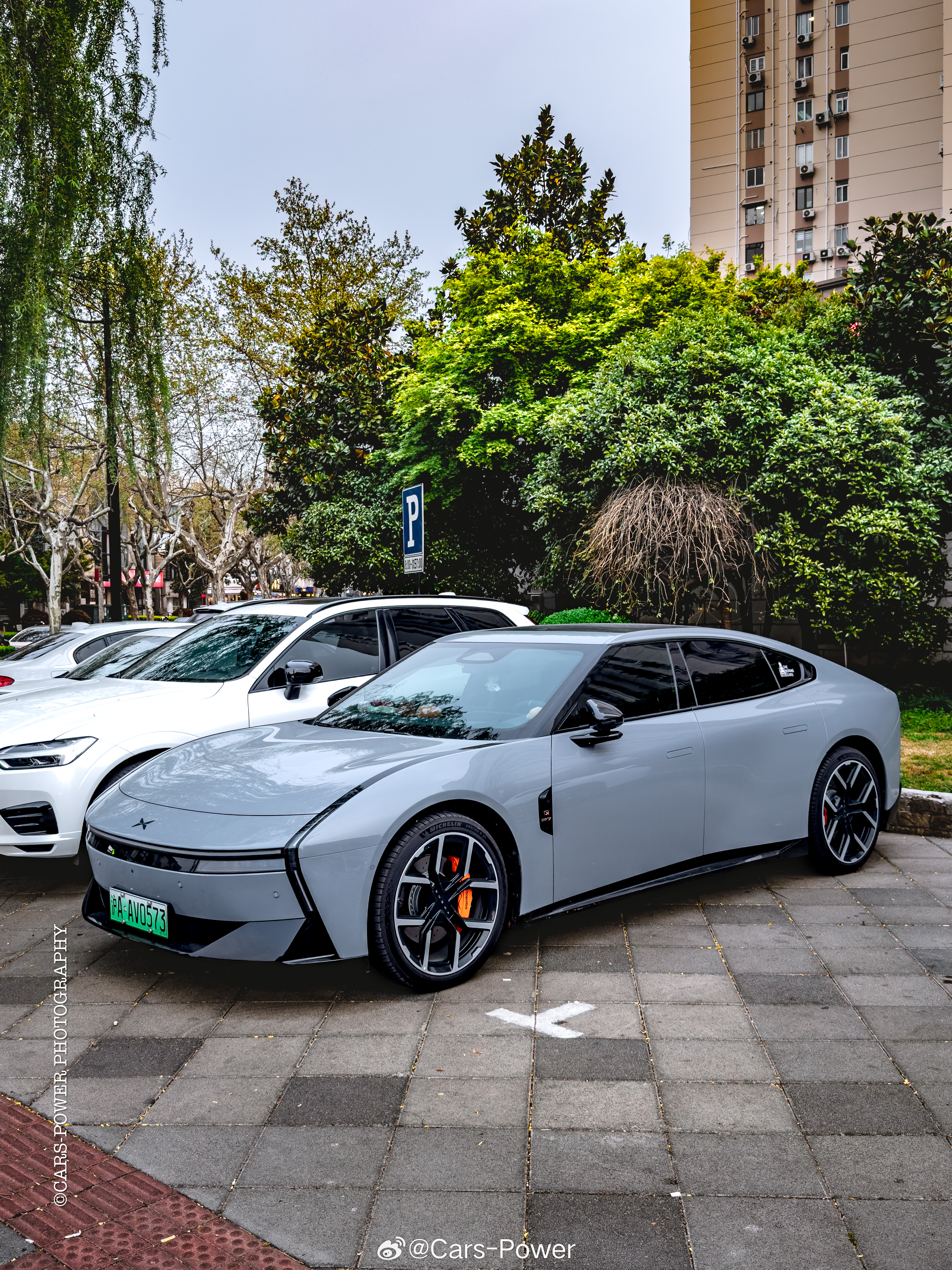 新款小鹏p7挺好看的啊但是最近销量好像比刚出来时掉了好多……🤔为啥大家不买呢？