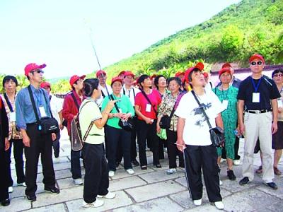 当国庆的热闹人流涌向网红打卡点时，一群银发长辈却悄悄收拾行装，反向启程——他们不