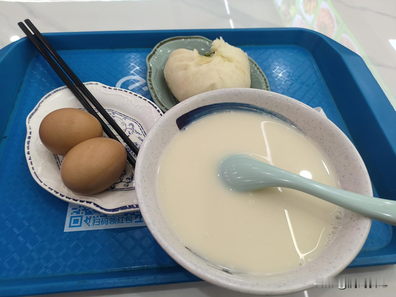 今日早餐，一碗豆浆，两个鸡蛋，一个青菜包。挺好的，蛋白质，碳水，脂肪，青菜都有了