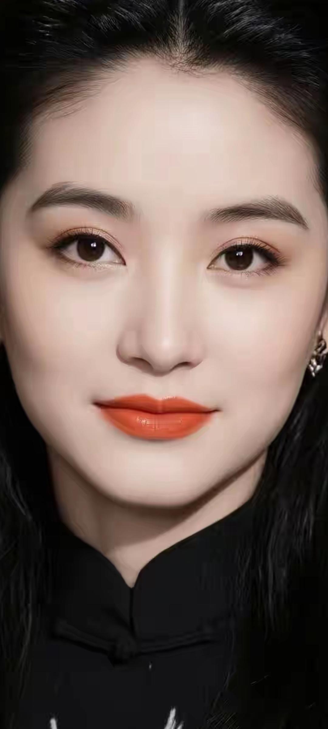 黑发红唇，古典与现代的完美结合