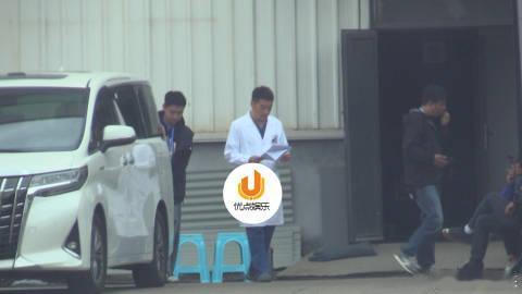 【曝喻恩泰失联已被新剧组换角】喻恩泰被曝出轨幽会律师张敏静期间，正在宁波拍摄柠檬