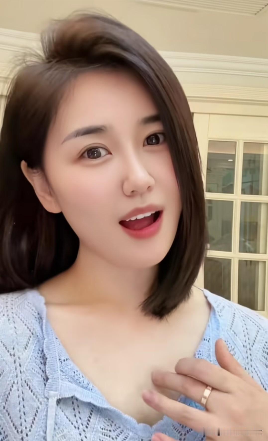 五言·窗间韵
 
短鬓垂云软，清眸漾浅光。
轻衫笼淡蓝，柔袂镂疏凉。
笑语含温软
