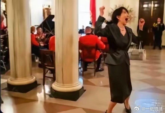 堂堂一国首相，还是世界排名前十的国家。在美国人面前竟然像个小丑一样，又或者像舞女