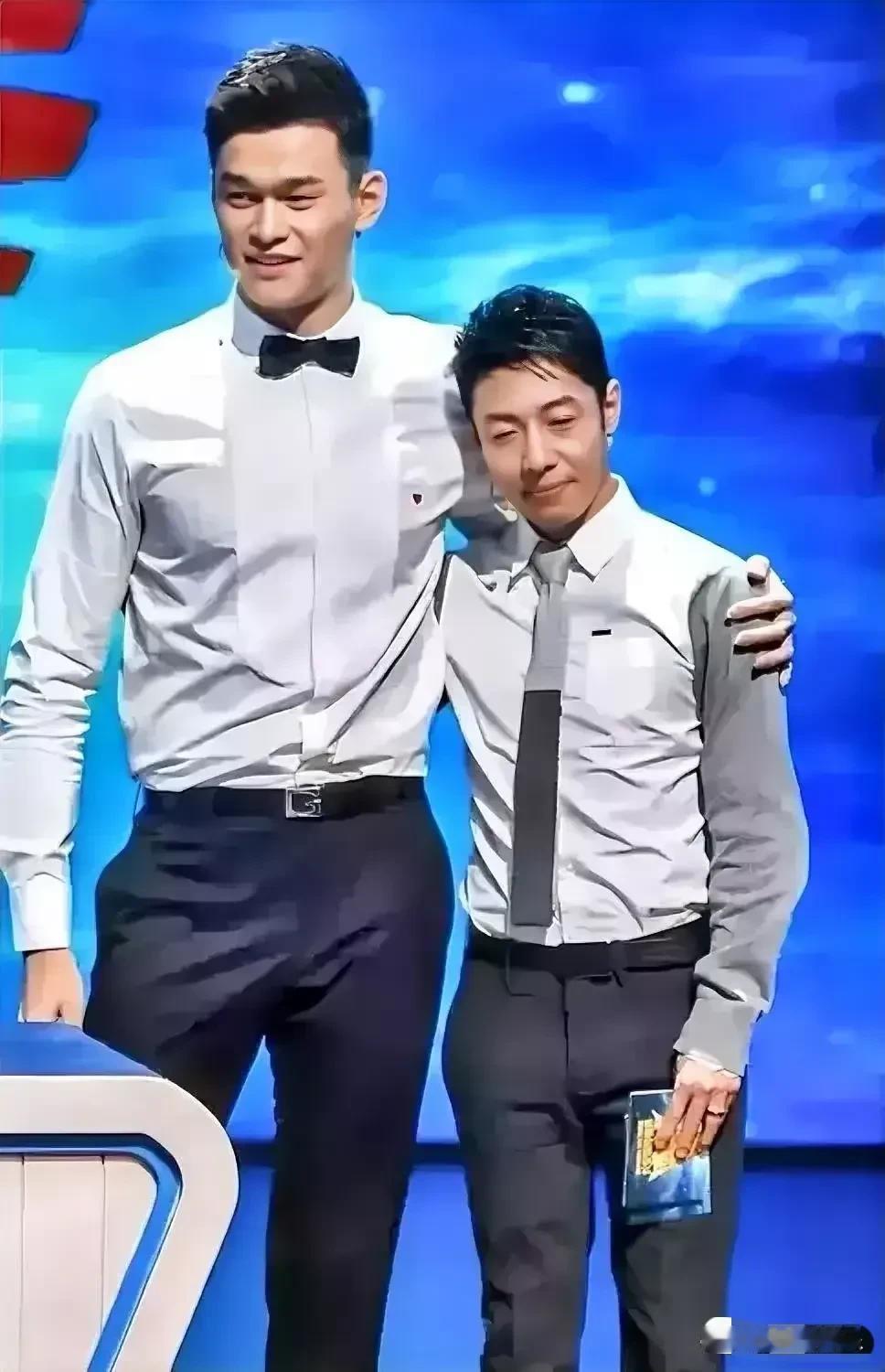 撒贝宁身高只到男明星的肩膀，这个身高差有点尴尬了吧？尽管他个子不高，但作为一位有