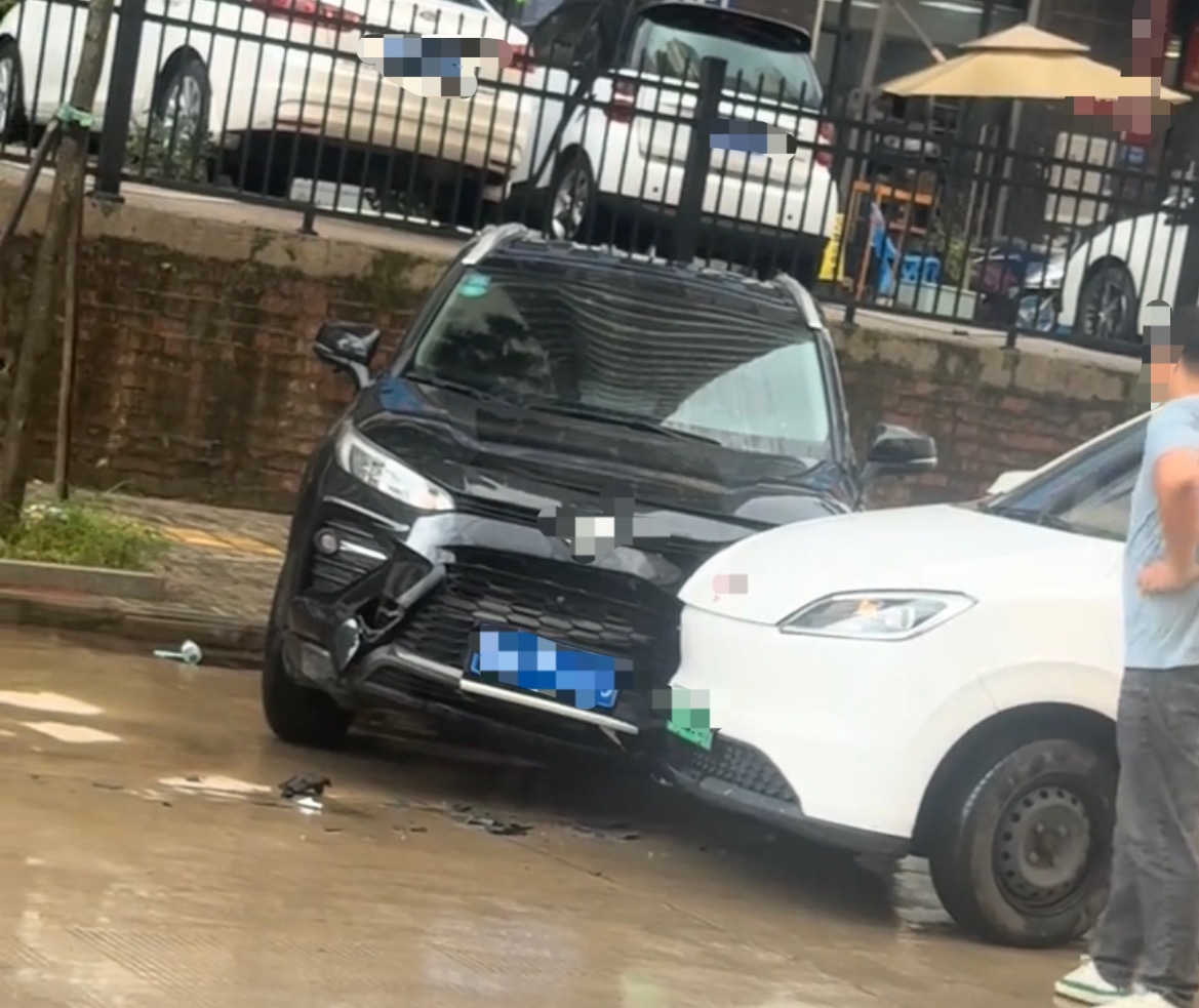 5月14日，玉林某森林城道路新能源汽车和suv碰撞。两车都有受损喔！ 玉林