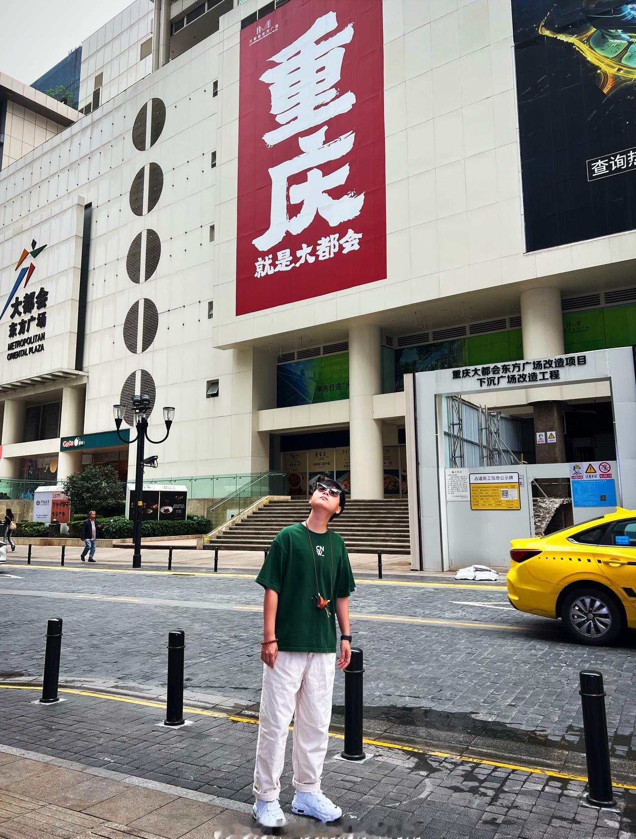 摄影师说：不要低头，抬一点起来 ​​​