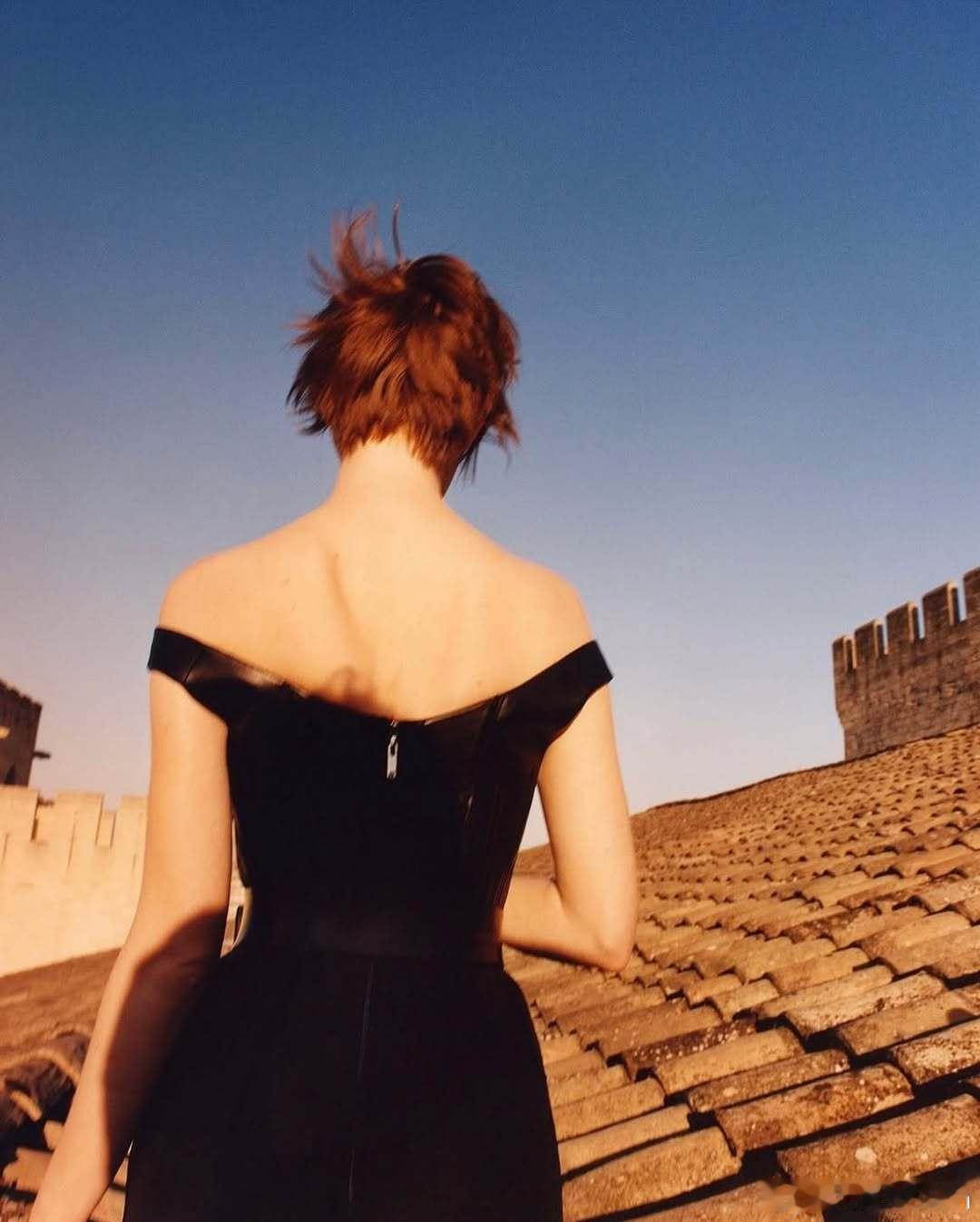 Emma stone艾玛斯通为《vogue》杂志美版2025年9月刊封面拍摄大片