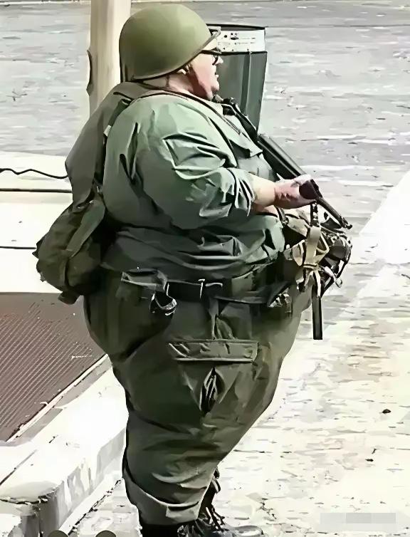 只看肚子，
一个是将军，
另一个是老板；
实际情况是，
一个是克威特执勤的士兵，