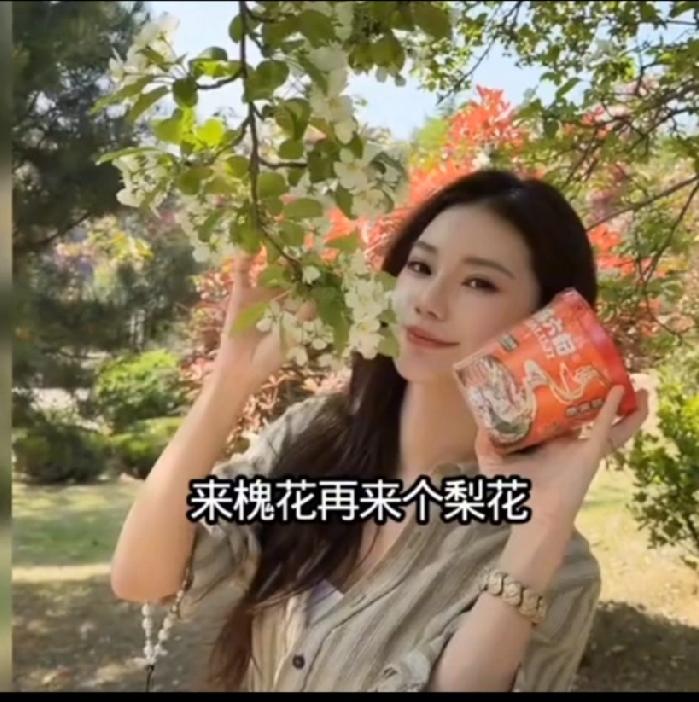 马筱梅怀抱麻六记产品现身北海公园，专门来拍麻六记宣传大片，助播乐乐随同！

看来