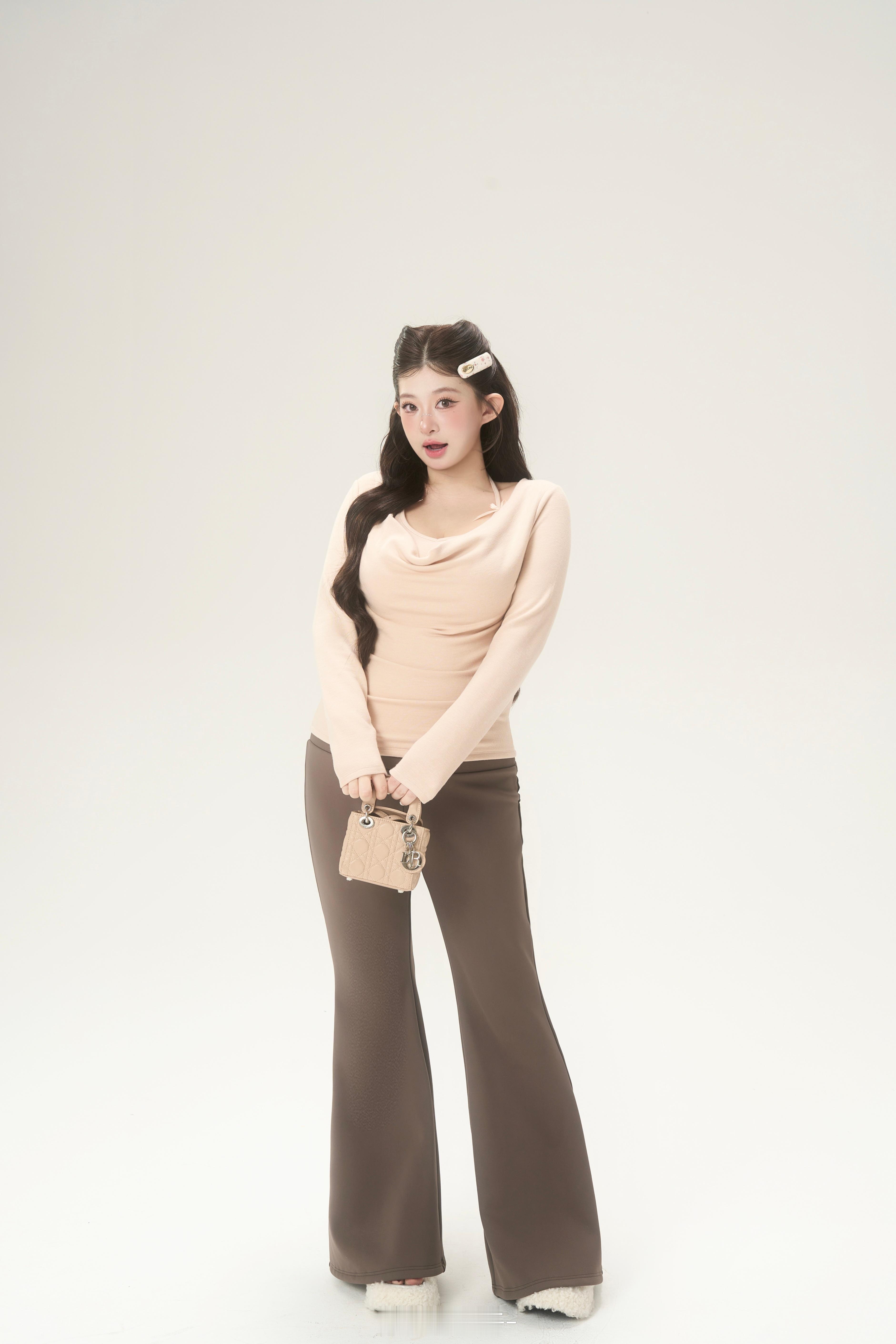 ^⌯𖥦⌯^੭内搭界的甜欲选手“奶布丁Tee”🍮挂脖+荡领这组合真的太太太显瘦