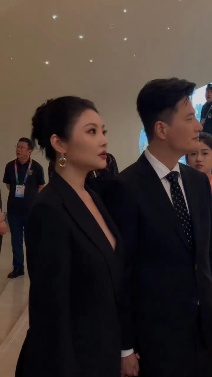 徐冬冬线下状态别人走红毯要命，徐冬冬走后台专访就够杀疯了。无滤镜实拍一放：紧致、