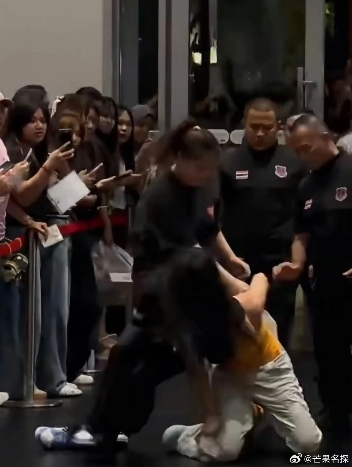 中国粉丝被泰国gmm工作人员打很难不感慨，真心真意的跨国粉丝终究是错付了。老老实