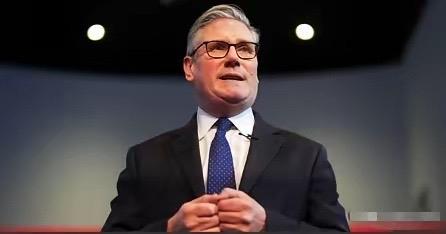 1月28日到31日，斯塔默带着六十多位英国工商、文化界代表踏上中国土地，这是英国