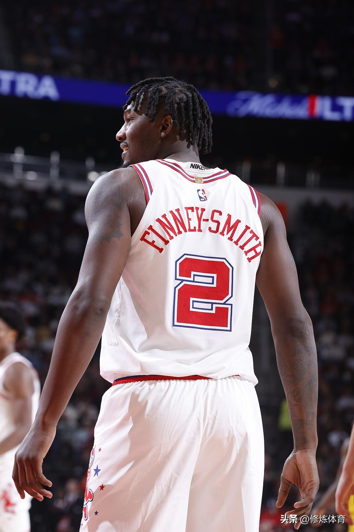 芬尼-史密斯彻底被弃用了！

1，对阵灰熊，芬尼-史密斯没有获得上场时间

2，