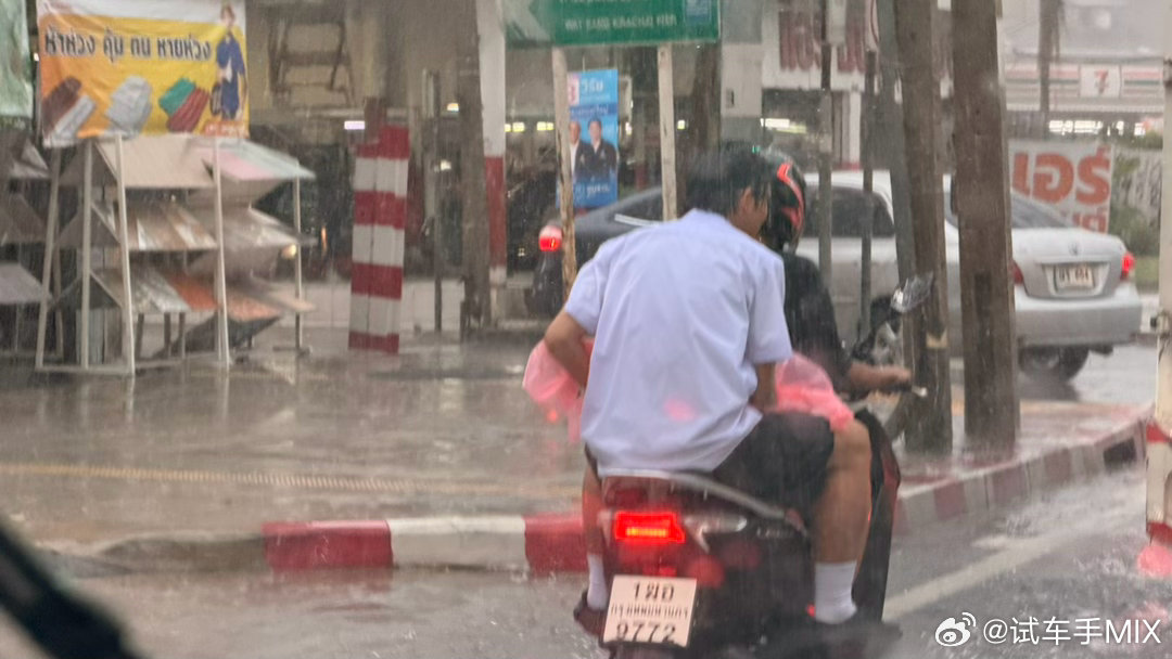 在番禺第一次遇到如此大暴雨…到处都淹了，雨刮器开到最快也没用持续超过一个小时，基