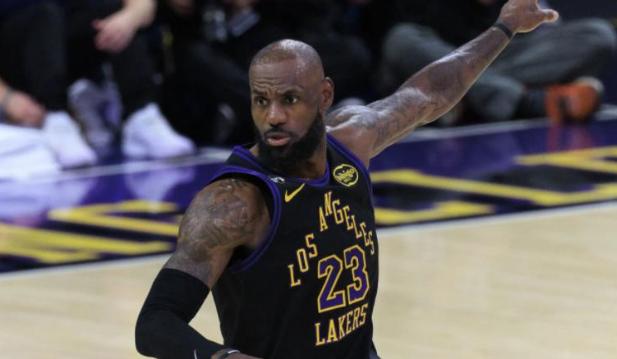 一场抢人的闹剧正在NBA上演，而经历过无数风浪的詹姆斯，如今又站在了舆论和焦点的
