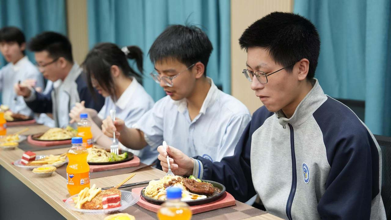 高二特控生晚宴，简简单单，却仪式感满满。看到孩子们眼里的光，就知道这份肯定有多重