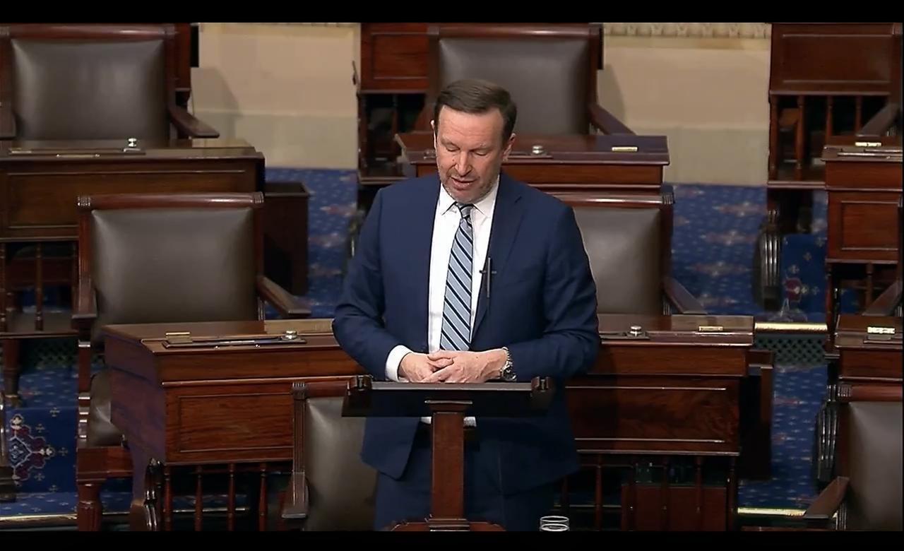 美国国会康涅狄格州参议员克里斯.墨菲：

“一位阿联酋投资者秘密向特朗普提供了1