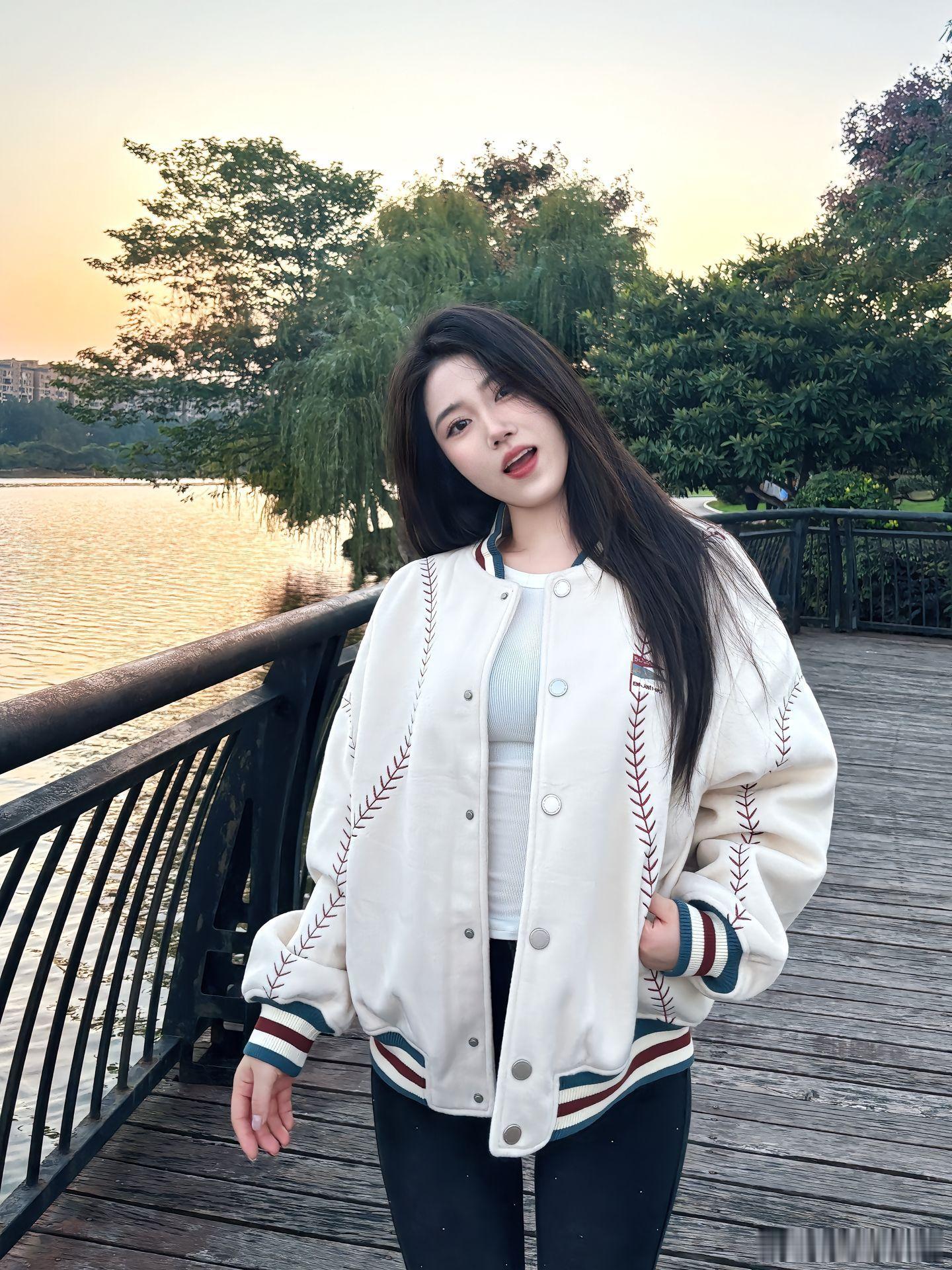 她嘴微微张开的样子，很像我的初恋