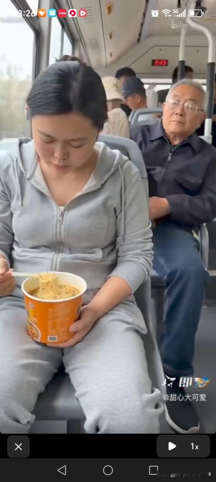 公交车上惊现奇葩一幕。前座女乘客正在吃早餐，后座大爷不知犯了什么邪，故意用脚蹬前