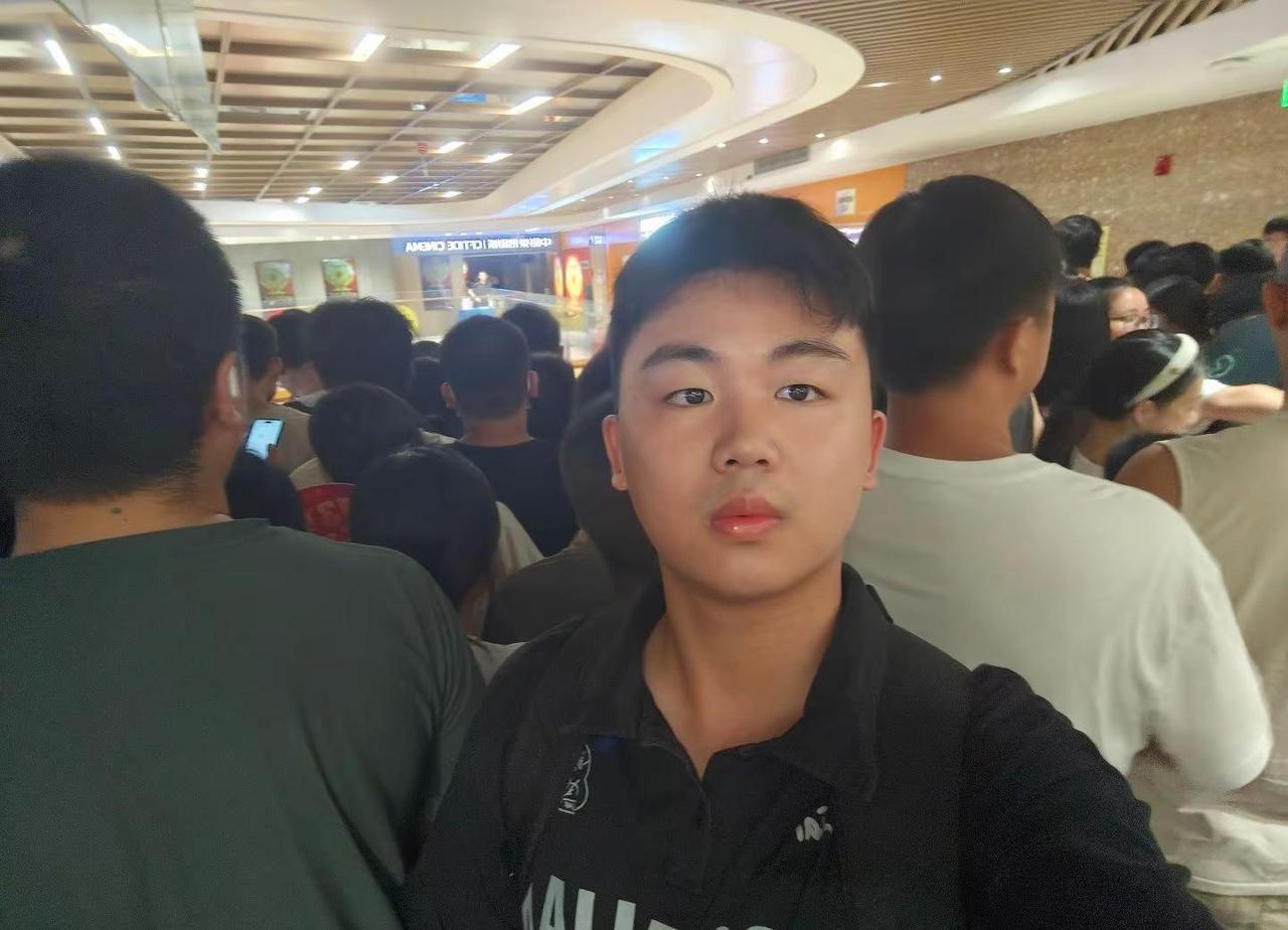 星爷来佛山了，现场人太多人了，人挤人，大家非常的激动和热情，十年一影帝，百年周星