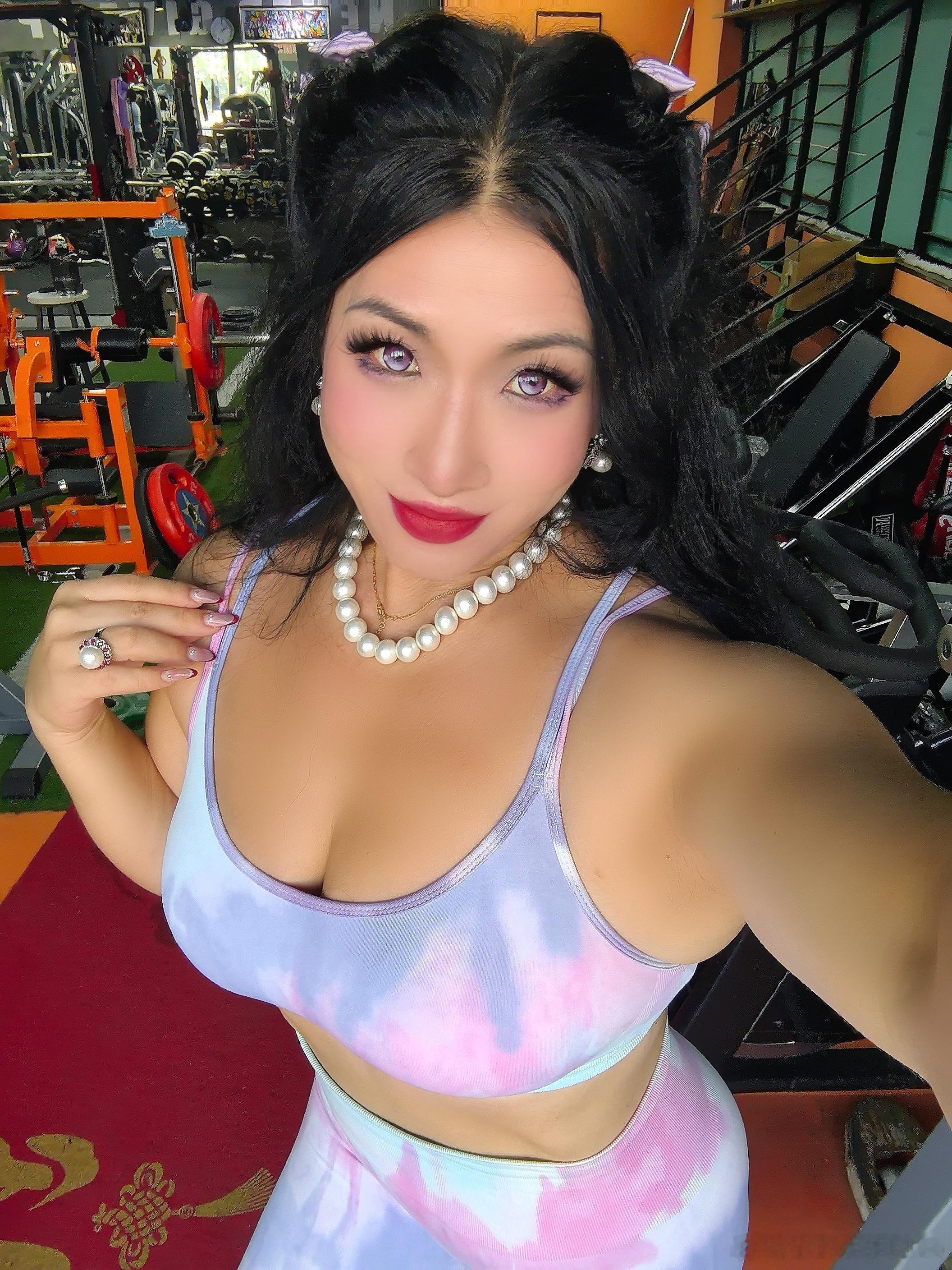 上午和我妈一起训练，她盯着我看了一会儿，阴阳道：“你可千万别减脂——看看这一身膘