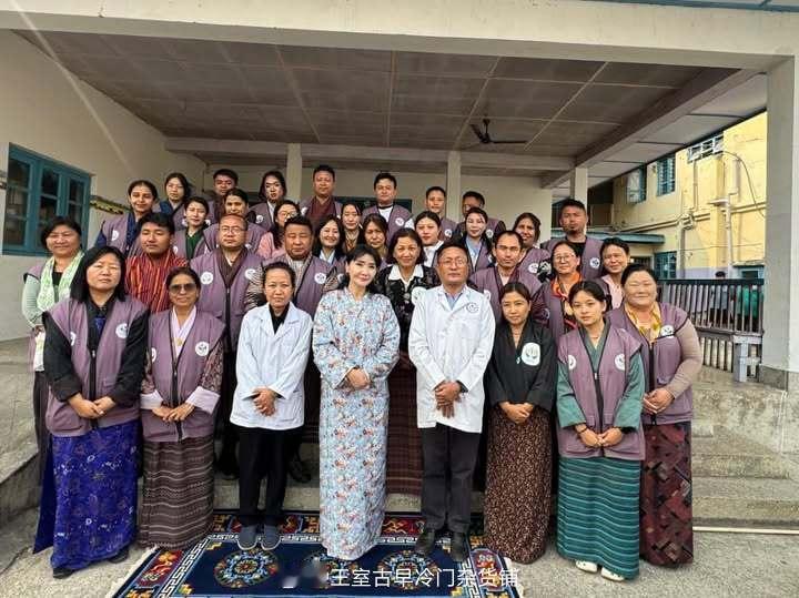 王室王室不丹王室 2026年2月25日，县城四王后访问社区服务中心。 