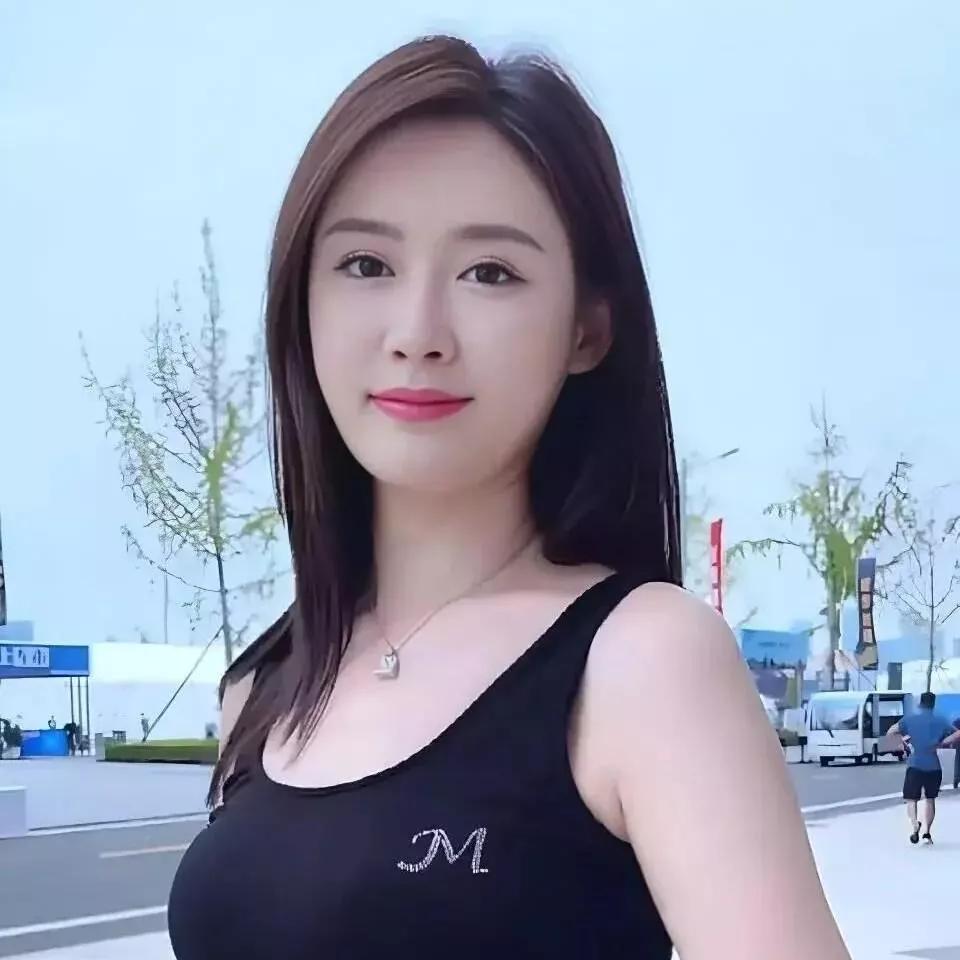 轻纱拂面，笑靥如花。轻纱美人图 温婉轻裳 轻纱裙写真 轻纱古风照 轻纱薄裙 轻纱