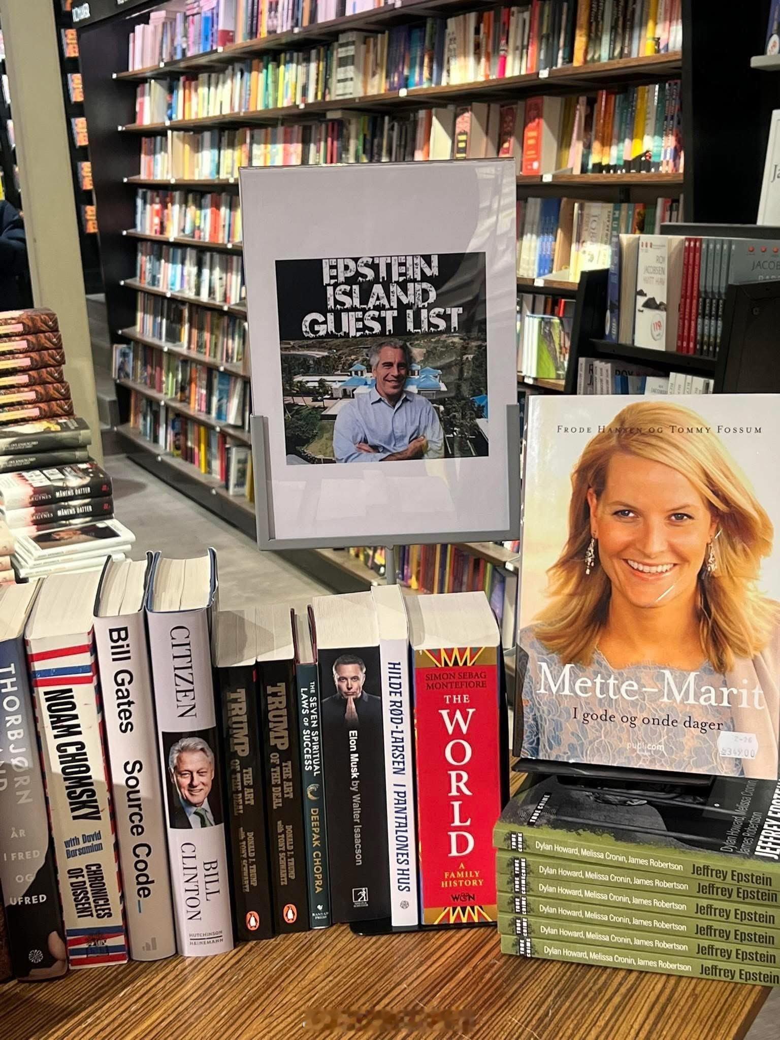 挪威奥斯陆某家书店的一个小策展。海外新鲜事爱泼斯坦文件热点现场