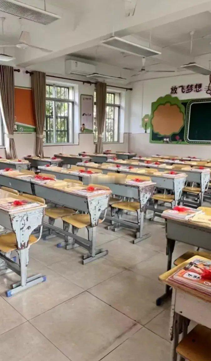 图一海南教室。 图二三浙江的。 浙江有钱大家都知道， 问题是海南也不穷啊。 ​​