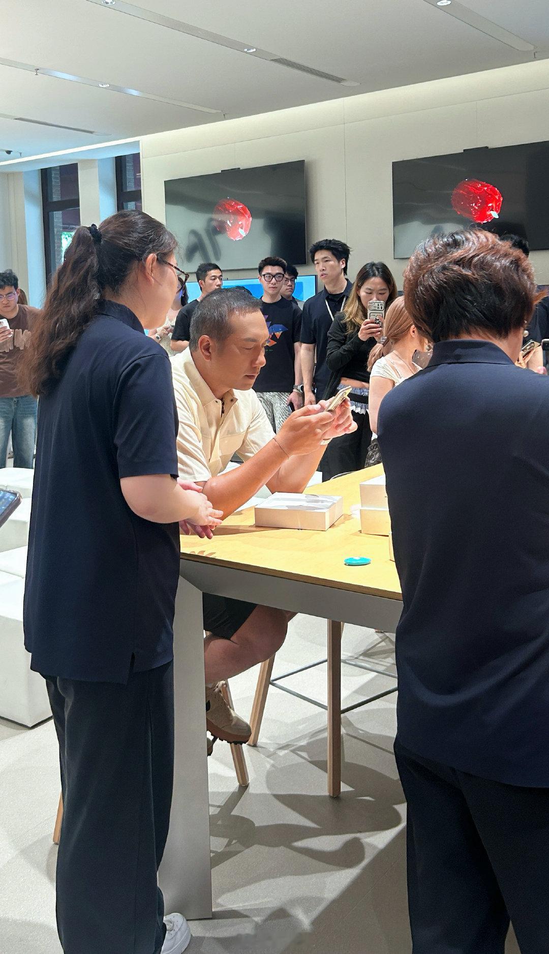 上海偶遇皮筋猴排队偶遇黄觉华为门店排队买手机谁懂啊！最近疯狂迷恋《藏海传》里饰演