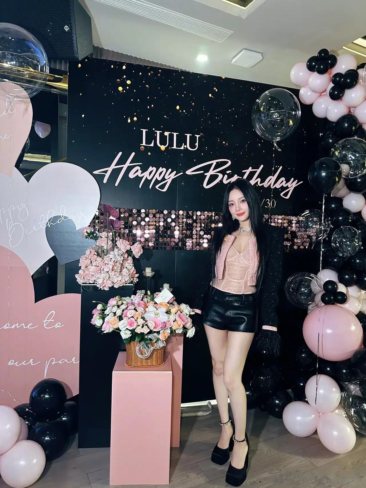 李小璐，真大胆！

李小璐今天生日。她晒出自己的庆生照片，并且配文说：管他几岁，