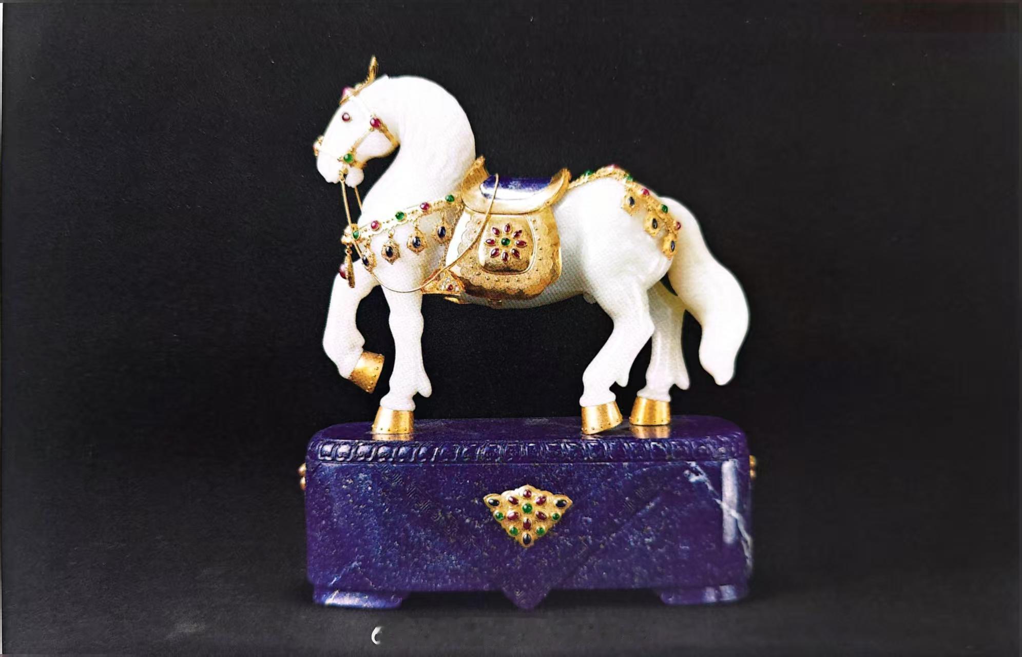 上海非遗金银玉石镶嵌技艺宝马作者：曹平年代：现代规格：25x12x23cm作者借
