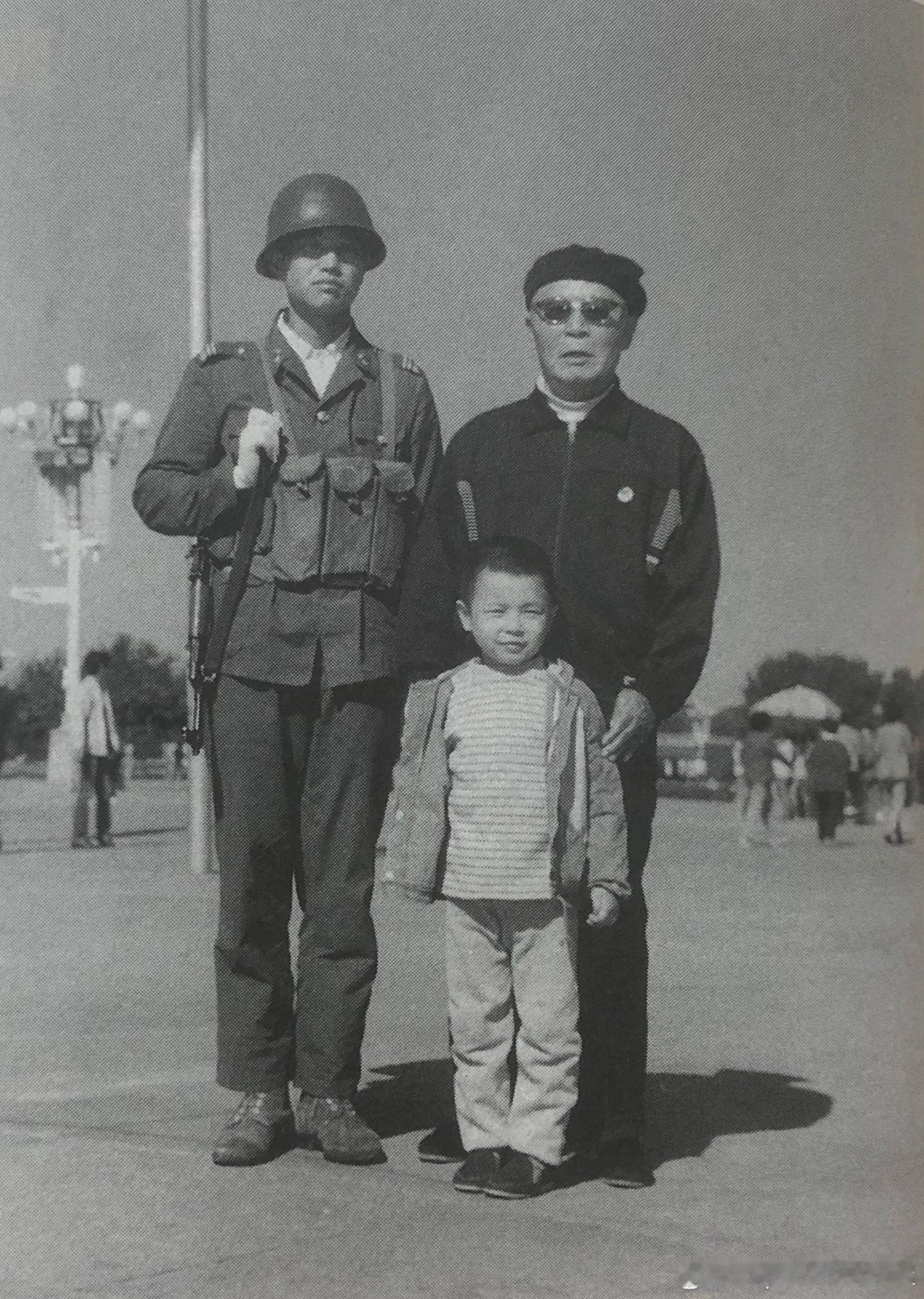 1989年10月1日吕正操与天安门广场执勤战士合影历史影像 ​​​
