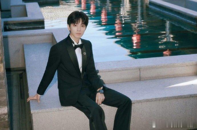 王俊凯戴假发了妈呀，王俊凯戴假发也这么有型！昨天还是清爽小哥，今天就变优雅绅士，