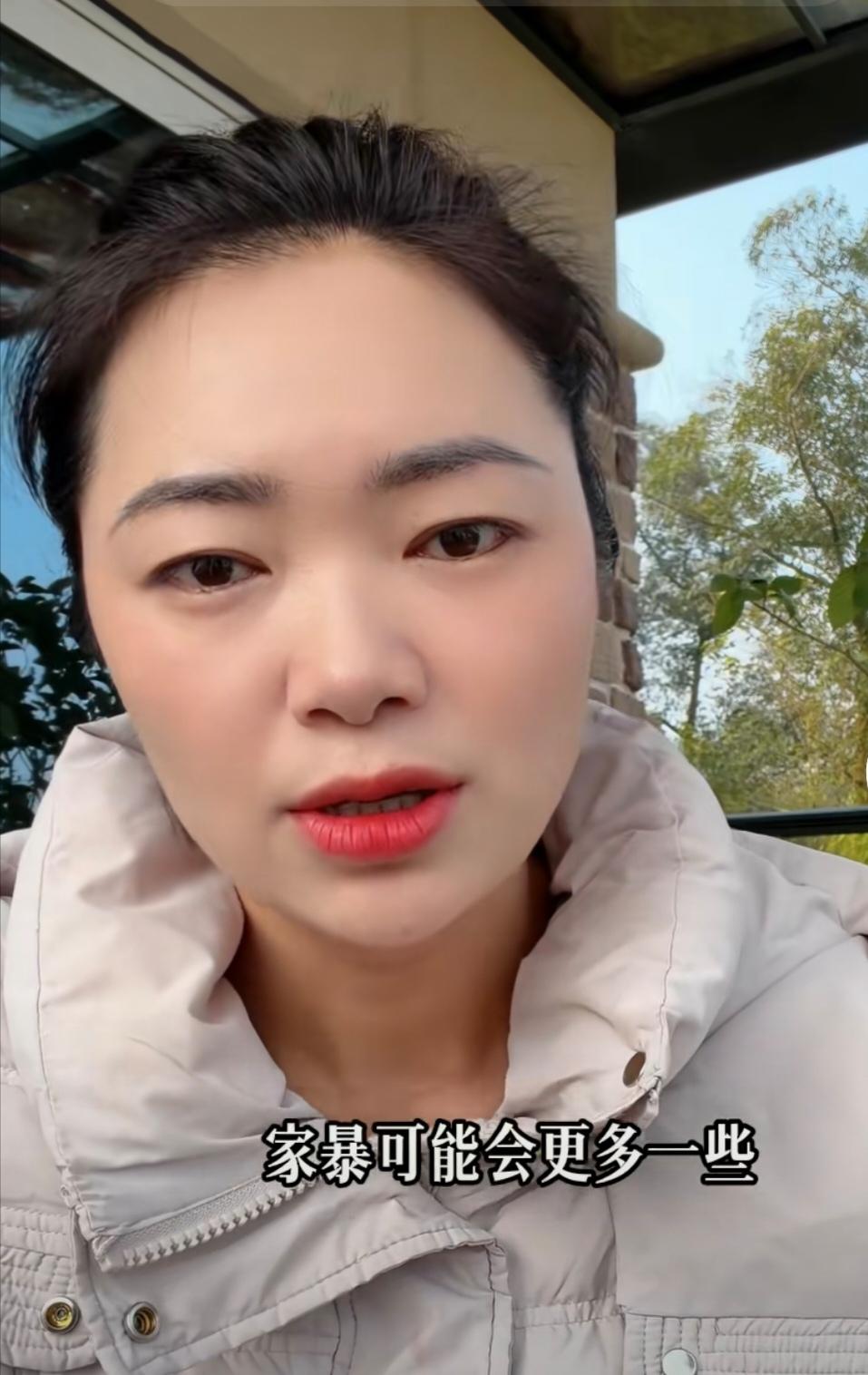 家暴不在小妞身上，但在小妞二婚的妈妈身上与型男后妈（那个菲菲妹妹）女儿身上发生过