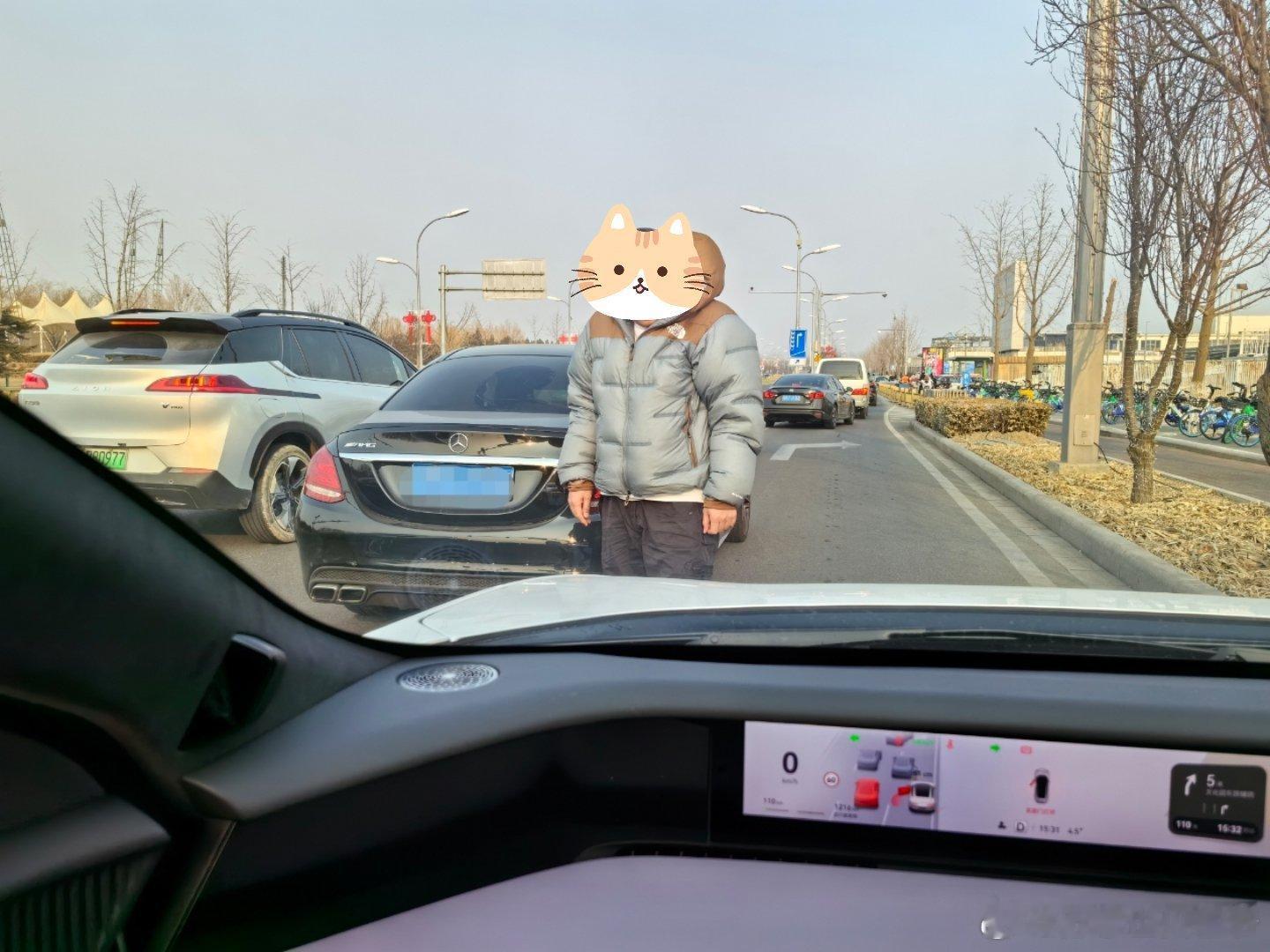 新势力电车和老旧燃油车的物理碰撞，以新势力完胜告终[二哈]本来以为这种并线的事故