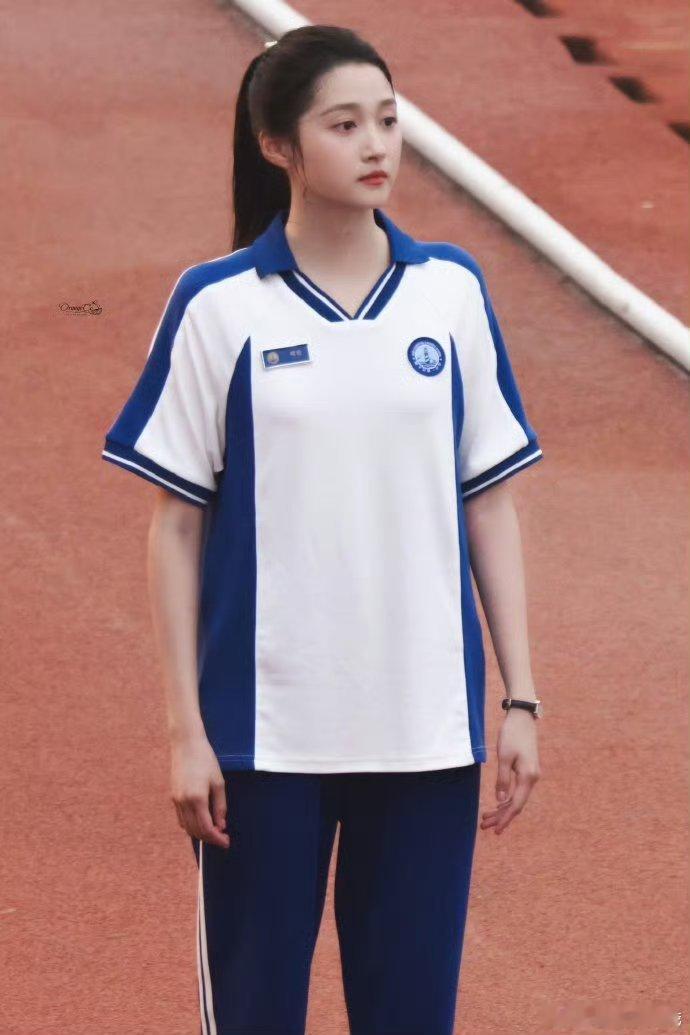 关晓彤的校服直观体现了小县城和大城市的区别 ​​​ 不管穿啥校服都美的不可方物啊