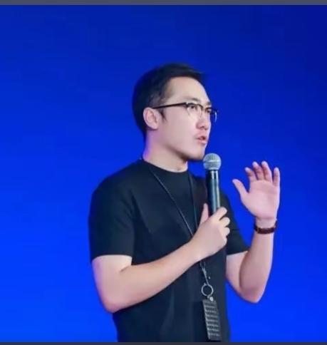 王自如负债1亿坐绿皮车，
创业首要目标还钱，
原因冲上热搜！

欠债上亿却坚持乘