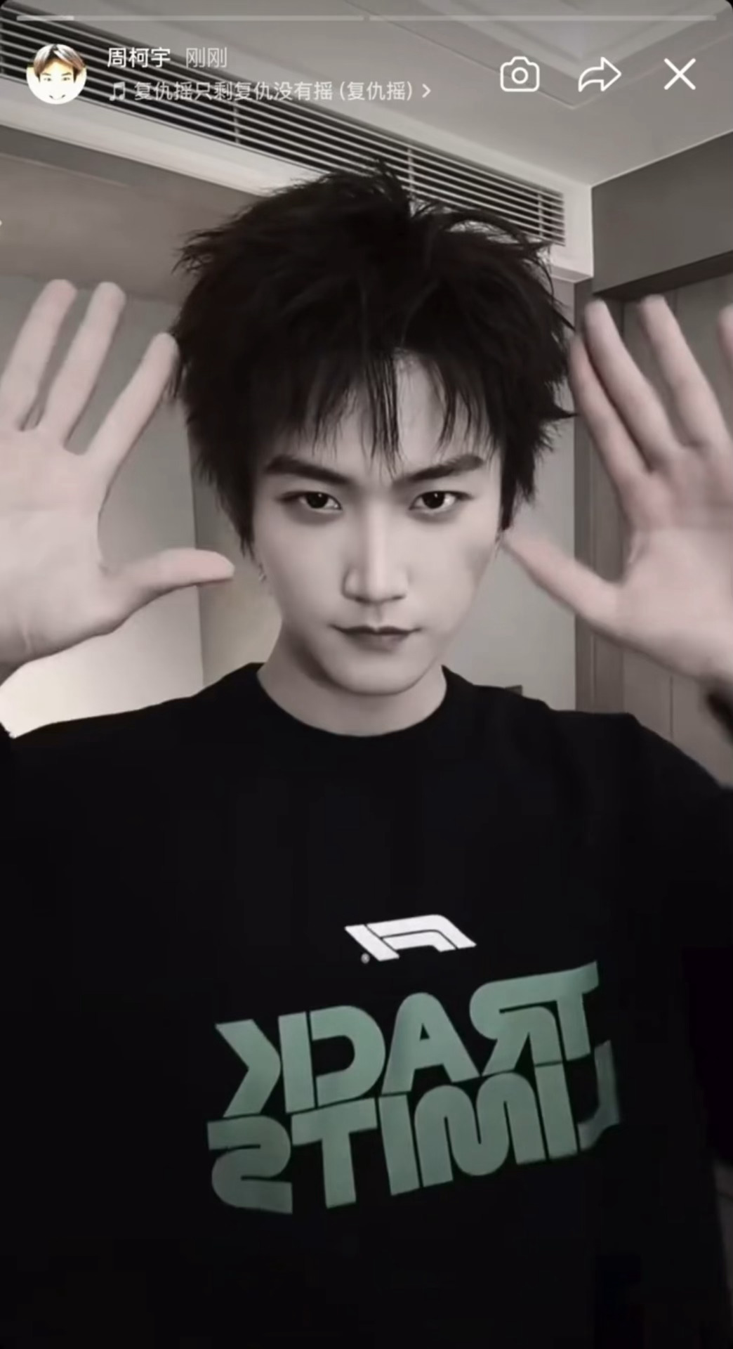 周柯宇一想到自己后面要干嘛就憋不住笑，别敲了，我给你开门