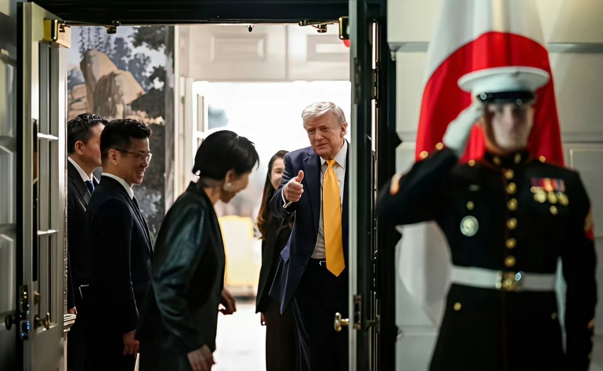 会晤结束后，她非要老特上她的专车，被随从拦下。 