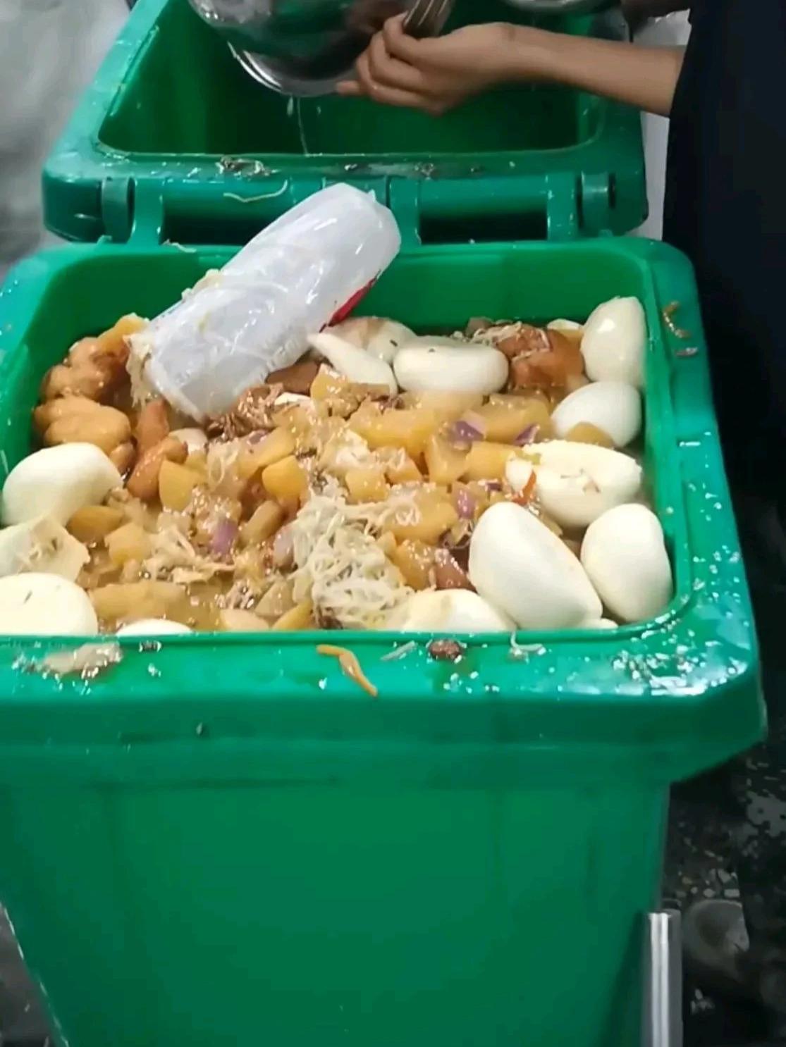 到底是食堂厨师饭菜做的不好吃？还是学生的问题？

大家去高校食堂吃过饭以后都会发