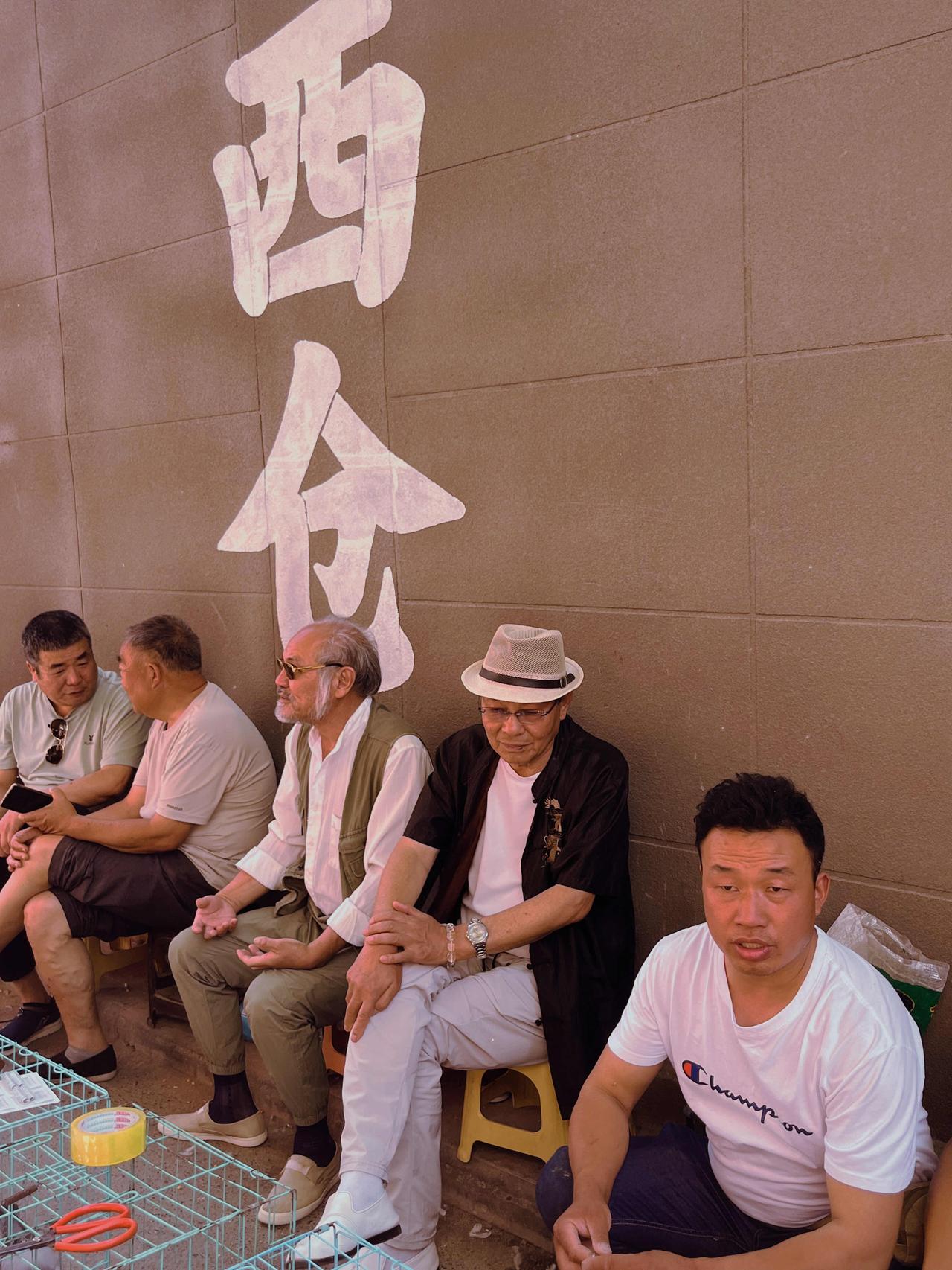 西安“老皮”们最爱逛的一个集市，比小南门早市热闹多了，每个礼拜逢周四和周日开市。