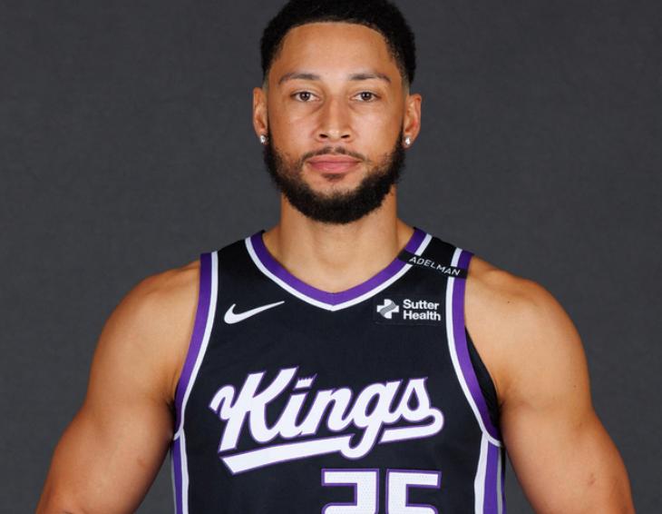 NBA季前赛，国王对阵勇士的比赛中，出现了奇葩的一幕。国王的首发阵容，居然出现了