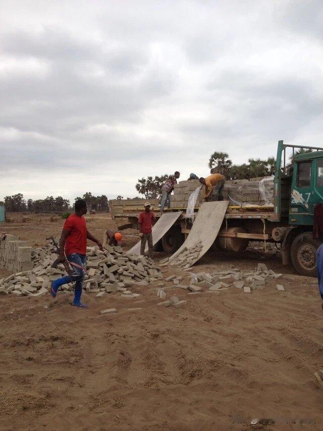 #黑人为什么打仗时夜战夜能力不行#
我在非洲工作了七年，在这七年中一直处于黑人军