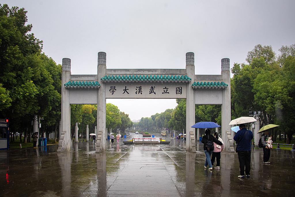 看到不少人对高校开放持有担忧态度，担心校园开放之后，会带来很多麻烦，除了和学生抢