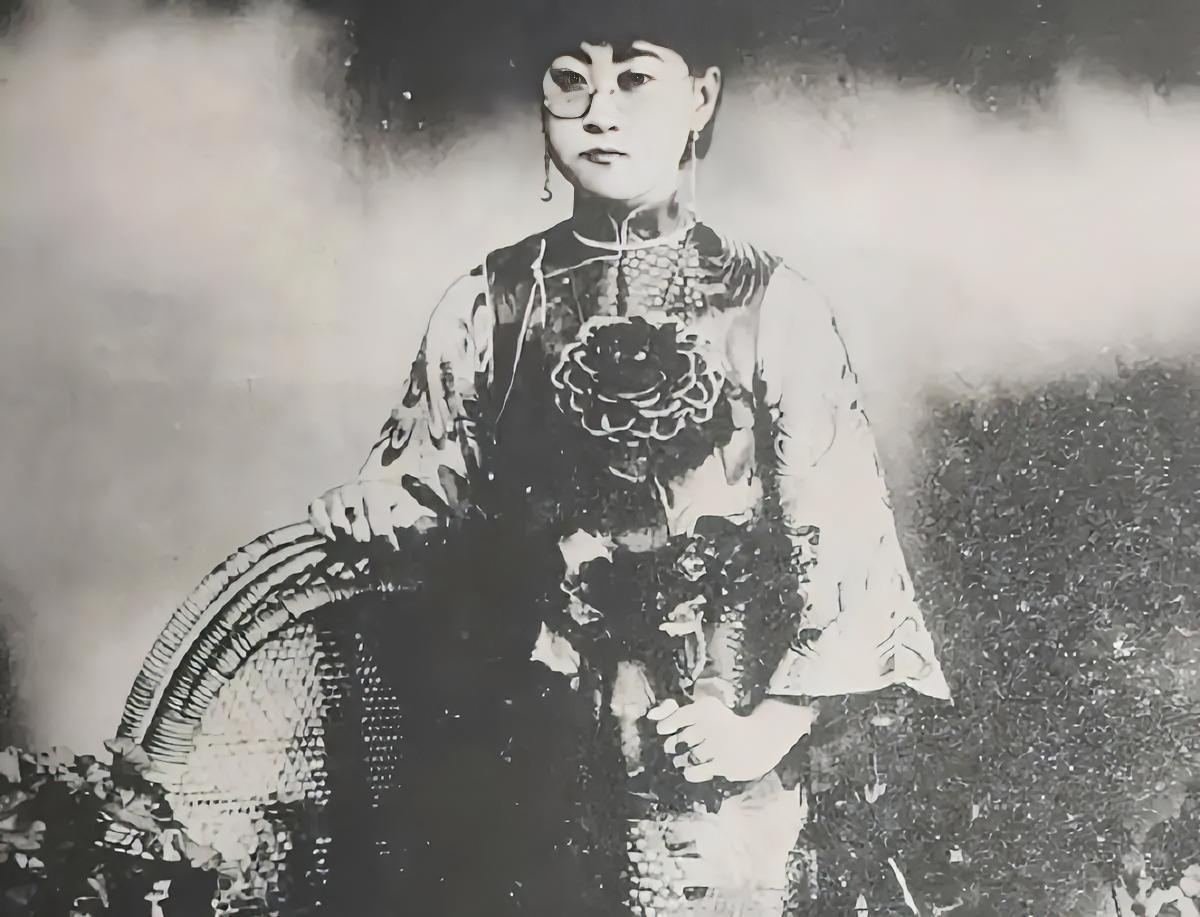 1923年秋天，张作霖来到天宝班，领班小李妈为了讨好他，安排了一批姑娘。张作霖本